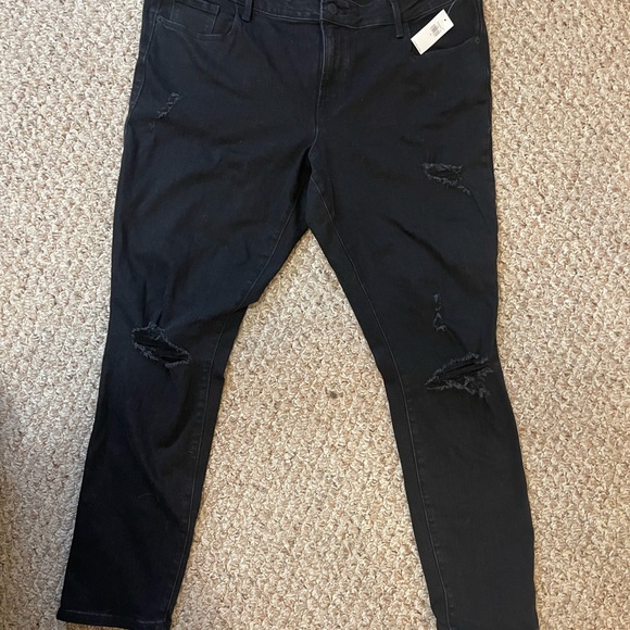 BRAND NEW Pop icon midrise skinny jean. W/ tear in legs - Picture 1 of 4